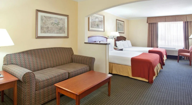 Четырёхместный номер Standard Holiday Inn Express Hotel & Suites Tucson Mall by IHG