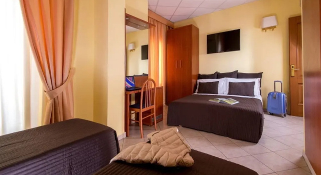 Четырёхместный номер Standard IN Roma Vale&Hillary colosseo b&b