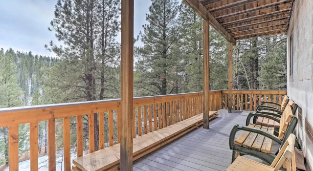 Коттедж Pet-friendly Duck Creek Village Cabin w/ Fire Pit!
