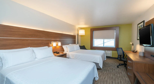 Четырёхместный номер Standard Holiday Inn Express Hotel & Suites ELKINS by IHG
