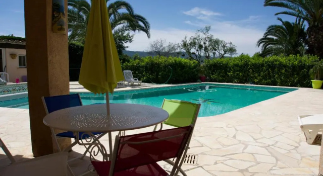 2 pièces dans villa avec piscine parking à 10 mins de Cannes, Забронировать Вилла Отели Приморских Альпы с парковкой, Парковка
