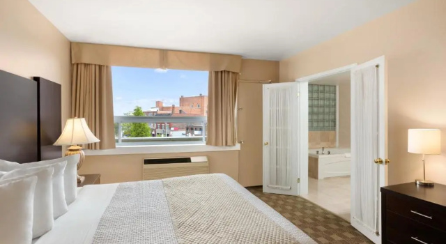 Люкс Deluxe Days Inn & Suites by Wyndham North Bay Downtown
