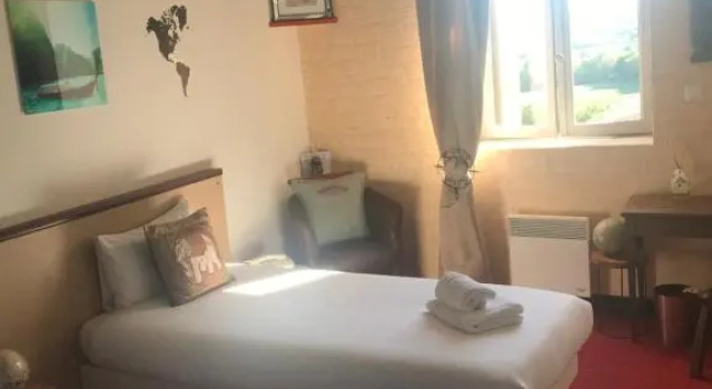 Двухместный номер Standard с красивым видом из окна Hôtel Bien-Être Aux Cyprès de Marquay-Calme et élégance-Laissez-vous porter par une ambiance chaleureuse où chaque instant compte-Découvrez un havre de paix où nature et confort se marient pour vous offrir une expérience unique- Réservez dès aujourd'hui !
