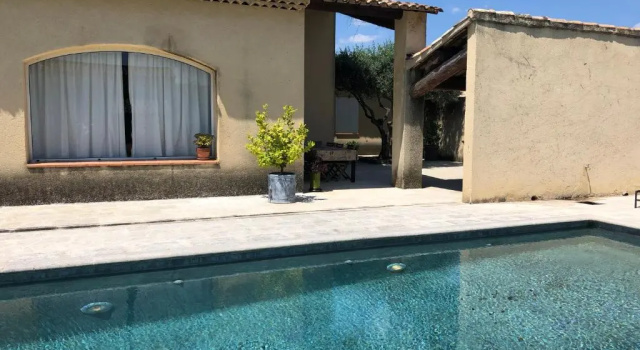 Коттедж Villa dans le LUBERON à 2 km de LOURMARIN
