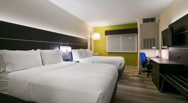 Четырёхместный номер Standard Holiday Inn Express Hotel & Suites Everett by IHG