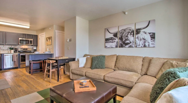 Cozy Montana Condo w/ Walk to Big Sky Resort!, Забронировать Апартаменты/квартира Биг-Скай штат Монтана, рядом с White Otter Ski Lift