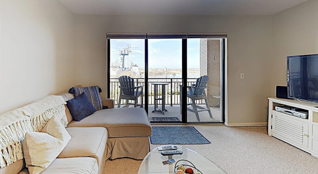 New Listing! Downtown Riverfront W/ Balcony 1 Bedroom Condo, Забронировать Апартаменты/квартира Отели Уилмингтон с парковкой, Парковка