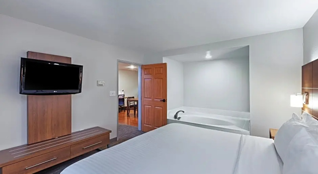 Двухместный люкс c 1 комнатой Holiday Inn Express & Suites Tulsa S Broken Arrow Hwy 51 by IHG