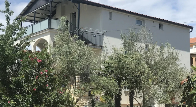 Family Apartment with Spatious Terrace, Забронировать Апартаменты/квартира Отели Свети Вид-Михолице с парковкой, Парковка