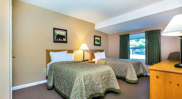 Четырёхместный семейный люкс с 2 комнатами Lake Placid Club Lodges