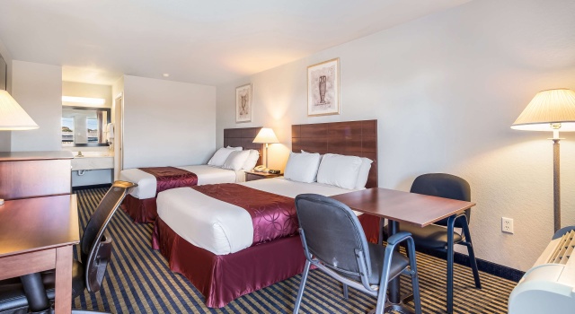 Четырёхместный номер Standard Americas Best Value Inn New Braunfels