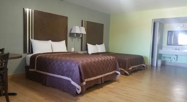 Четырёхместный номер Standard Frontier Motel