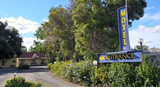 Bungalow Motel Gilgandra, Забронировать Мотель Отели Central West NSW с парковкой, Парковка