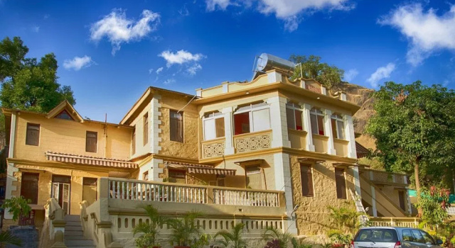 WelcomHeritage Connaught House, Mount Abu, Забронировать Отель Отели Маунт-Абу с парковкой, Парковка