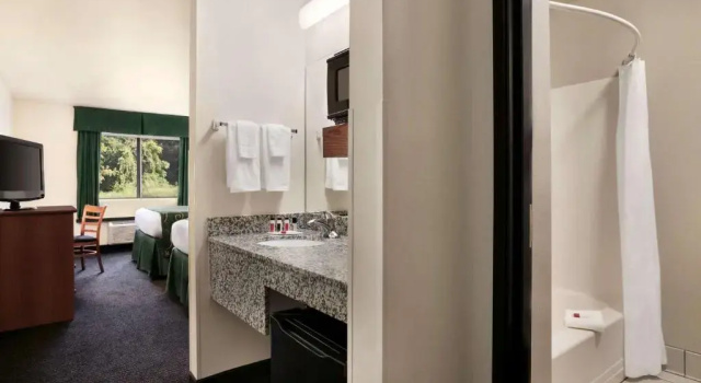 Четырёхместный номер Standard Travelodge by Wyndham Low Moor Near Covington