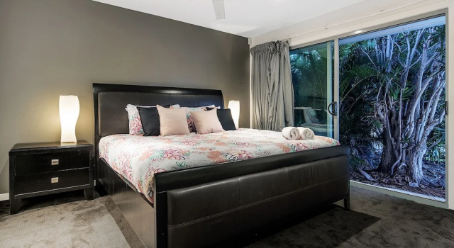 Amalfi Executive 5 Bedroom Home, Забронировать Дом для отпуска Серферс-Парадайс Голд-Кост, рядом с Bundall Racecourse
