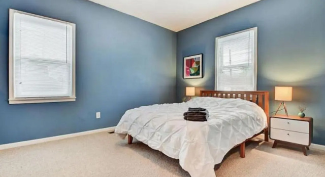 Amazing 3BR Home with WD Patio and Parking, Забронировать Отель Отели Индиана с парковкой, Парковка