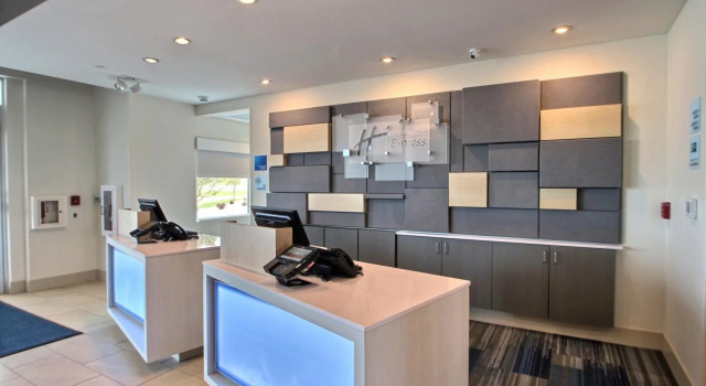 Holiday Inn Express & Suites Fond Du Lac by IHG, Varaa Hotelli Wisconsin hotellit, joissa on aamiainen, Aamiainen