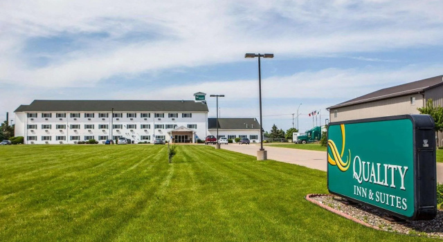Люкс c 1 комнатой Quality Inn & Suites Eldridge Davenport North
