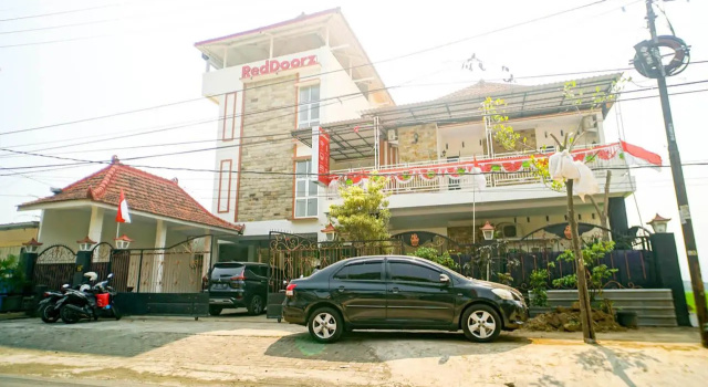 RedDoorz Plus near Malang Airport, Rezerwuj Hotel Hotele w East Java z Parkingiem, Parking