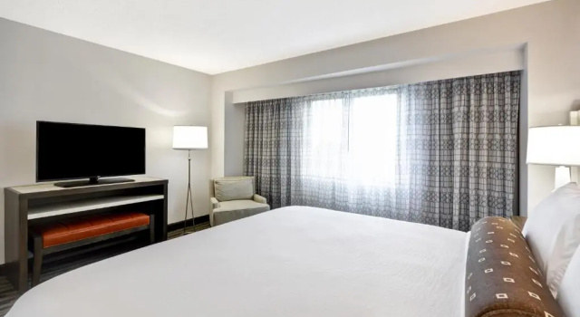 Люкс Presidential с 2 комнатами Отель Embassy Suites by Hilton Charlotte