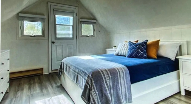 Beachy Chic-Completely renovated- Steps to the Beach, Забронировать Отель Уиартон Bruce County
