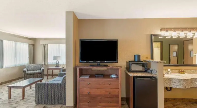 Четырёхместный номер Standard с балконом и с видом на реку Best Western Plus Columbia River Inn
