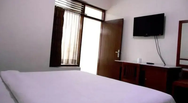 Frances Hotel, Забронировать Отель Сукаджади 