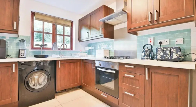 Homely 5 Bed House - 15 Mins to Cardiff City, Book Vacation Home Cardiff Glamorgan