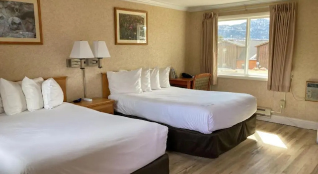 Четырёхместный номер Standard Blue Door Inn