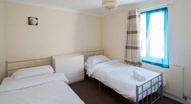 Welcoming 3BR Flat With Parking in Gillingham, Забронировать Отель Джиллингем Кент