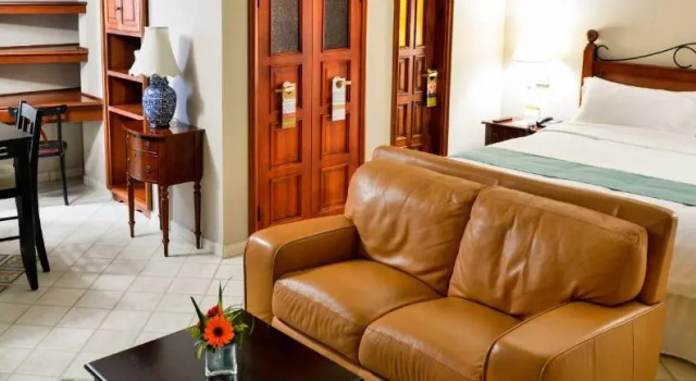 Полулюкс Hotel Plaza Del Libertador