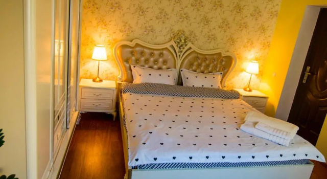High-end 3BR Apartment - Private Garden, Terrace & BBQ, Забронировать Апартаменты/квартира Отели Бухареста с парковкой, рядом с Жиулуй, Парковка