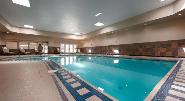 Кровать в общем номере Best Western Plus The Charles Hotel