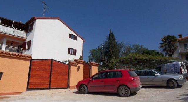 Nice Bungalow With Shared Swimming Pool and Enclosed Garden With Bbq, Pula 5 km Away, Забронировать Дом для отпуска Отели Винкуран с парковкой, Парковка