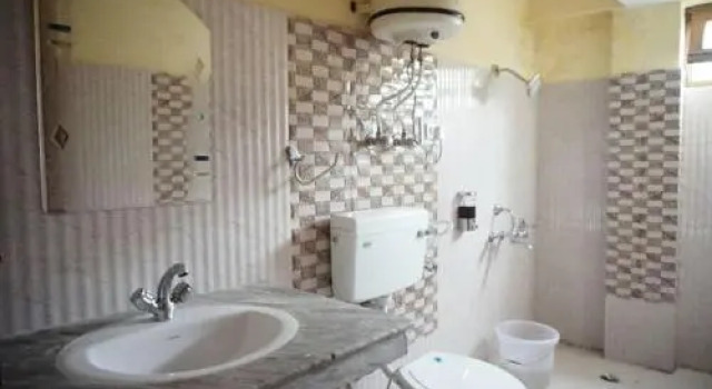 Hotel Old Smugglers with Balcony mountain view AC hot and Cold Near to Hadimba Temple, Забронировать Отель Манали Манали