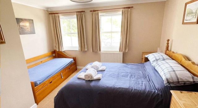 Charming 2-bed Cottage in Charlestown Near the sea, Book Feriehus Cornwall hoteller med parkering, Parkering