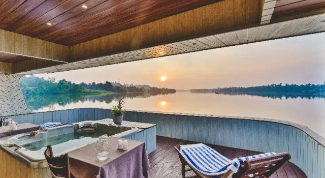 Manzaralı Balkonlu Lüks çift kişilik oda River View Villas