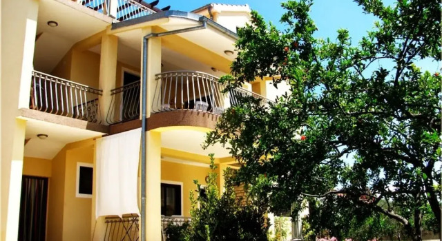 Ivica - 300 m From sea - A1, Забронировать Отель Отели Трибунь 3 звезды, рядом с Пристань для яхт Трибуни, 3*