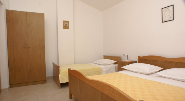 Apartment Niko - 50 m from pebble beach: A4 Pisak, Riviera Omis