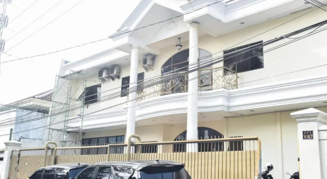 RedDoorz near Lenmarc Mall Surabaya, Book Hotel Sukomanunggal East Java