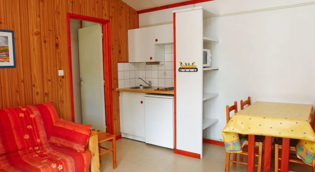 Detached Chalet With a Covered Terrace in Green Surroundings, Rezerwuj Chalet Wille w Tarn, Willa