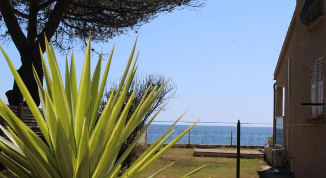 Коттедж Villa au bord de mer, avec vue mer et accès plage