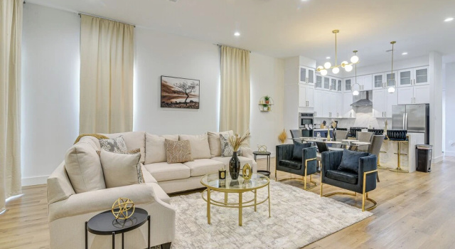 Коттедж Houston Retreat w/ Balcony, 1 Mi to Toyota Center!