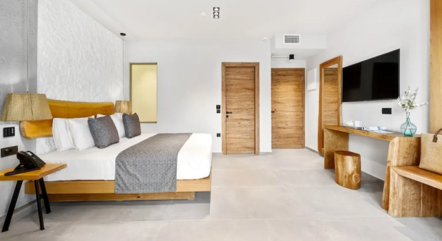 Трёхместный номер Standard с балконом и с видом на сад Emily\s Luxury Suites