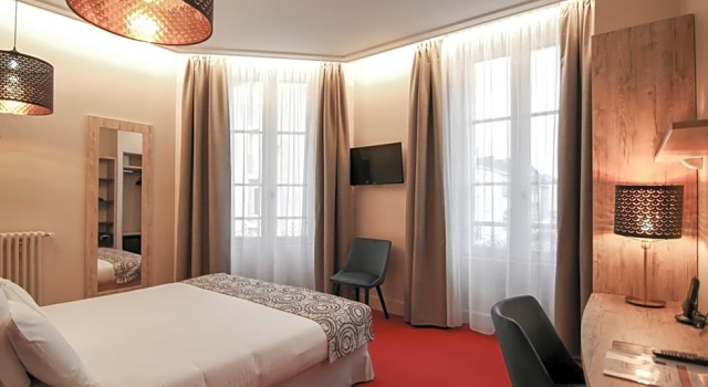 Номер Comfort Hôtel Montaigne