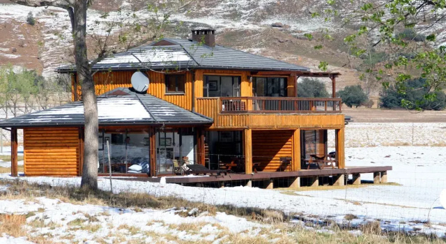 Номер Standard с красивым видом из окна Sani Valley Nature Lodges