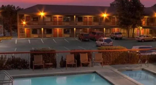 Кровать в общем номере Campfire Hotel