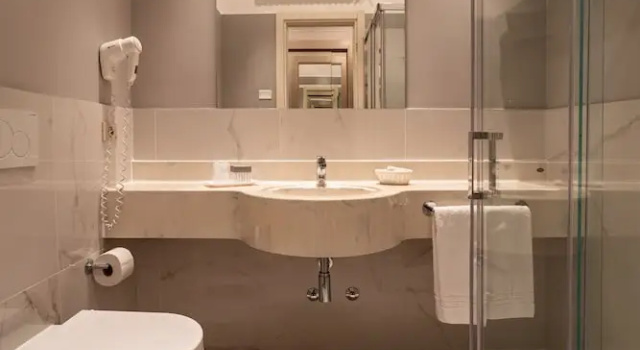 Трёхместный номер Standard с балконом Hotel Negresco