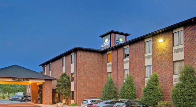 Days Inn & Suites Hickory, Rezervovat Hotel Hickory Severní Karolína